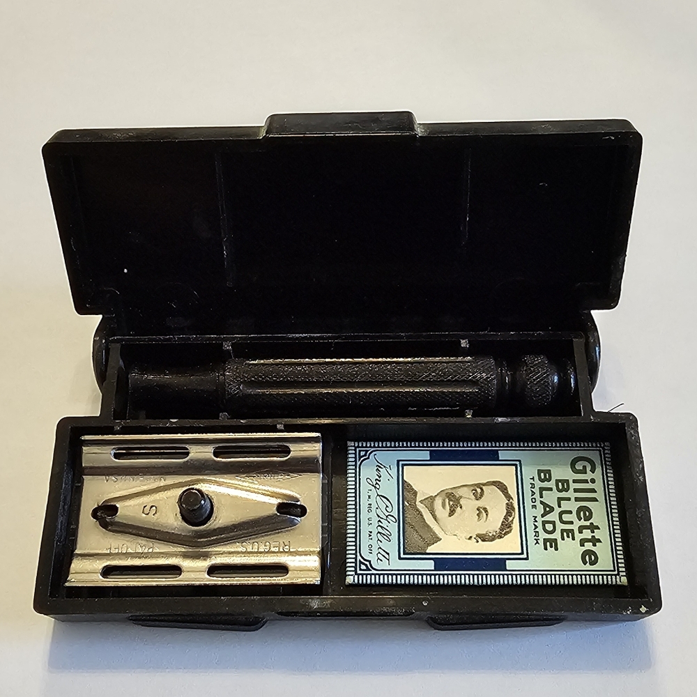WW2 Enlisted Men 'Gillette' Safety Razor in case